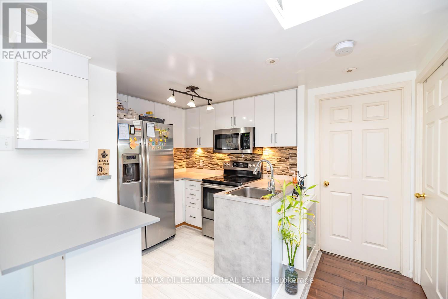 2093 - 3045 Finch Avenue W, Toronto (Humbermede), Ontario  M9M 0A5 - Photo 11 - W12215260