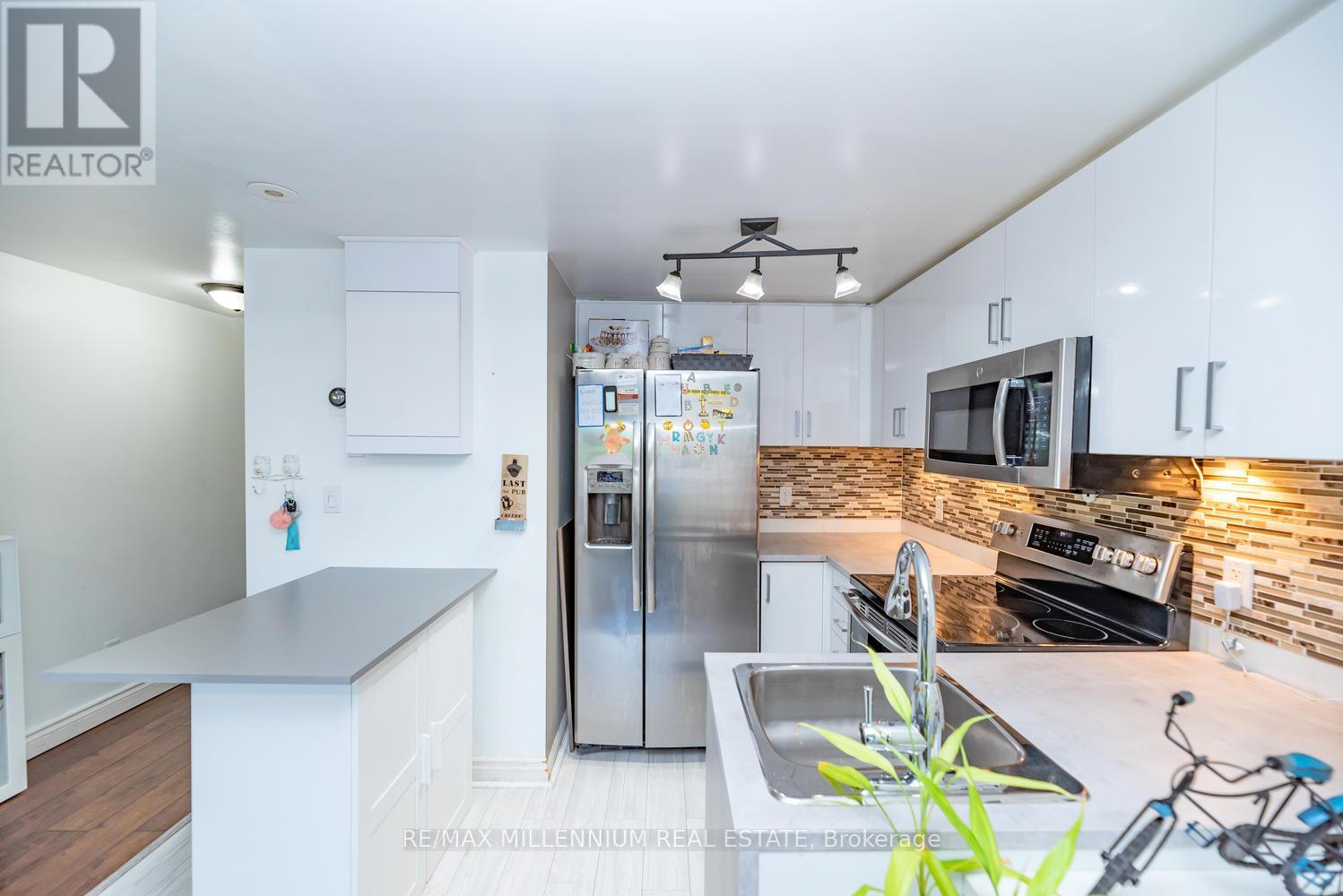 2093 - 3045 Finch Avenue W, Toronto (Humbermede), Ontario  M9M 0A5 - Photo 13 - W12215260