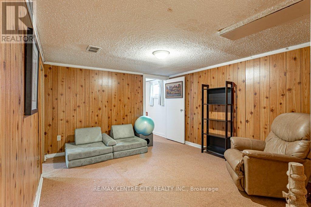 Photo 17 of 33 for 627 Wallace Street