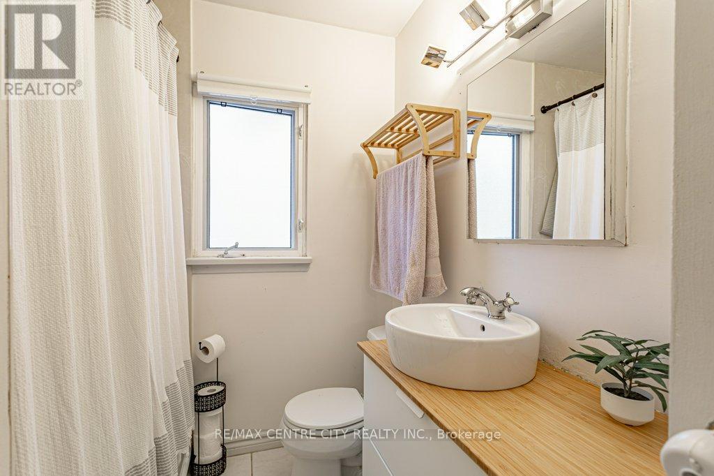 Photo 9 of 33 for 627 Wallace Street