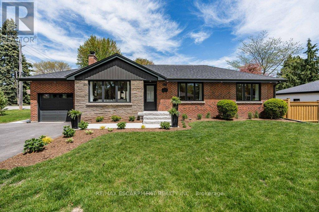 877 Condor Drive, Burlington (Lasalle), Ontario  L7T 3A8 - Photo 2 - W12213016