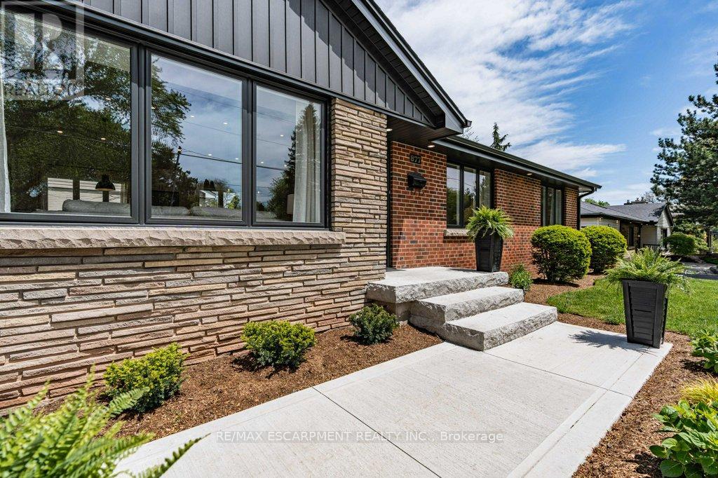 877 Condor Drive, Burlington (Lasalle), Ontario  L7T 3A8 - Photo 6 - W12213016