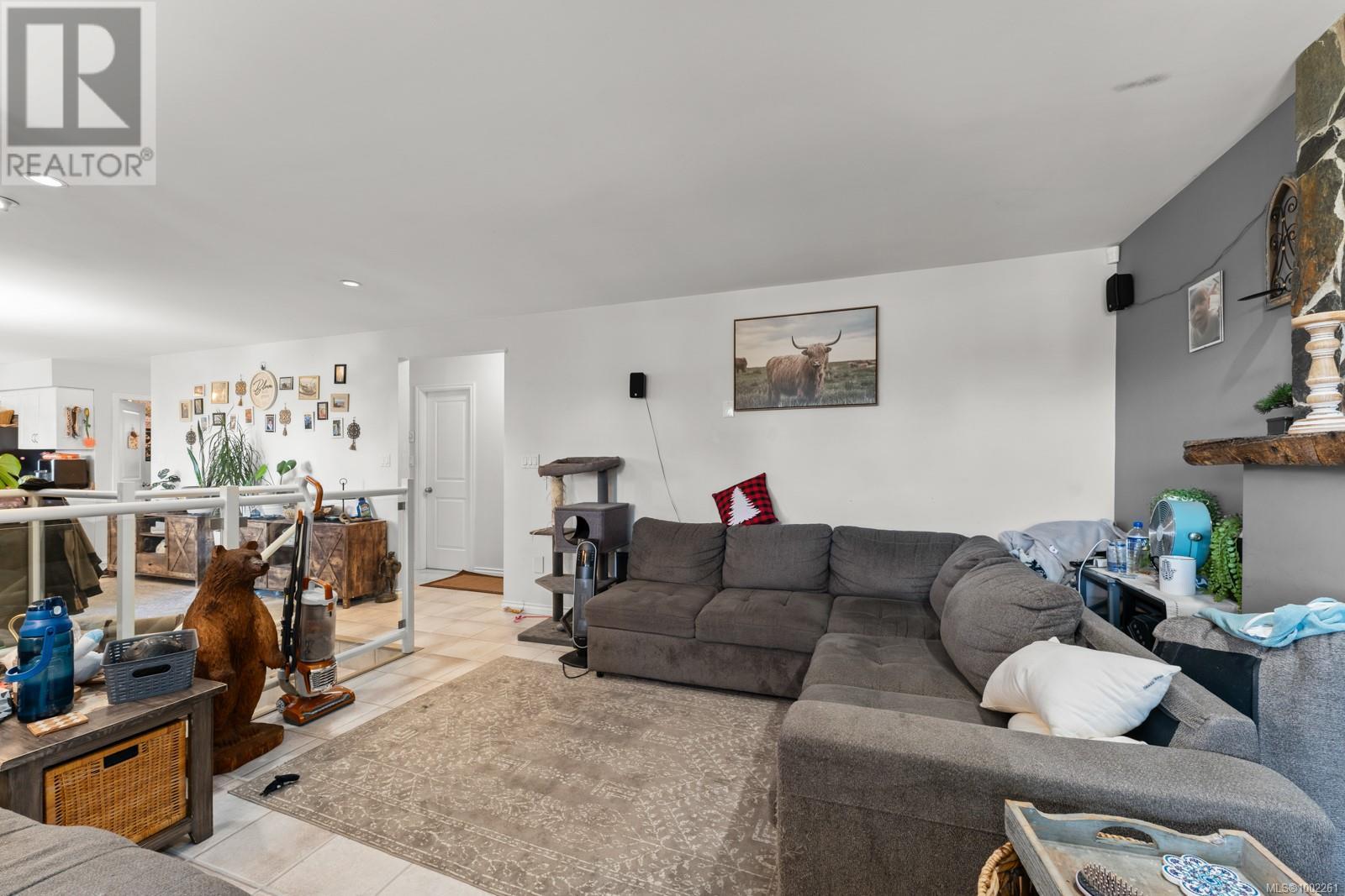Property at 405 Tamarack Rd image 4