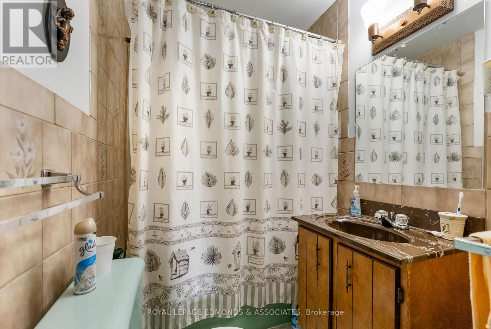 664 Third Avenue, Laurentian Valley, Ontario  K8A 5H3 - Photo 11 - X12215426