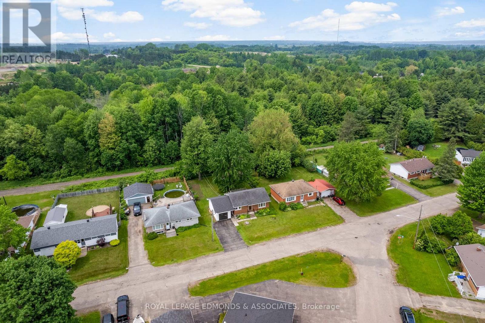 664 Third Avenue, Laurentian Valley, Ontario  K8A 5H3 - Photo 2 - X12215426