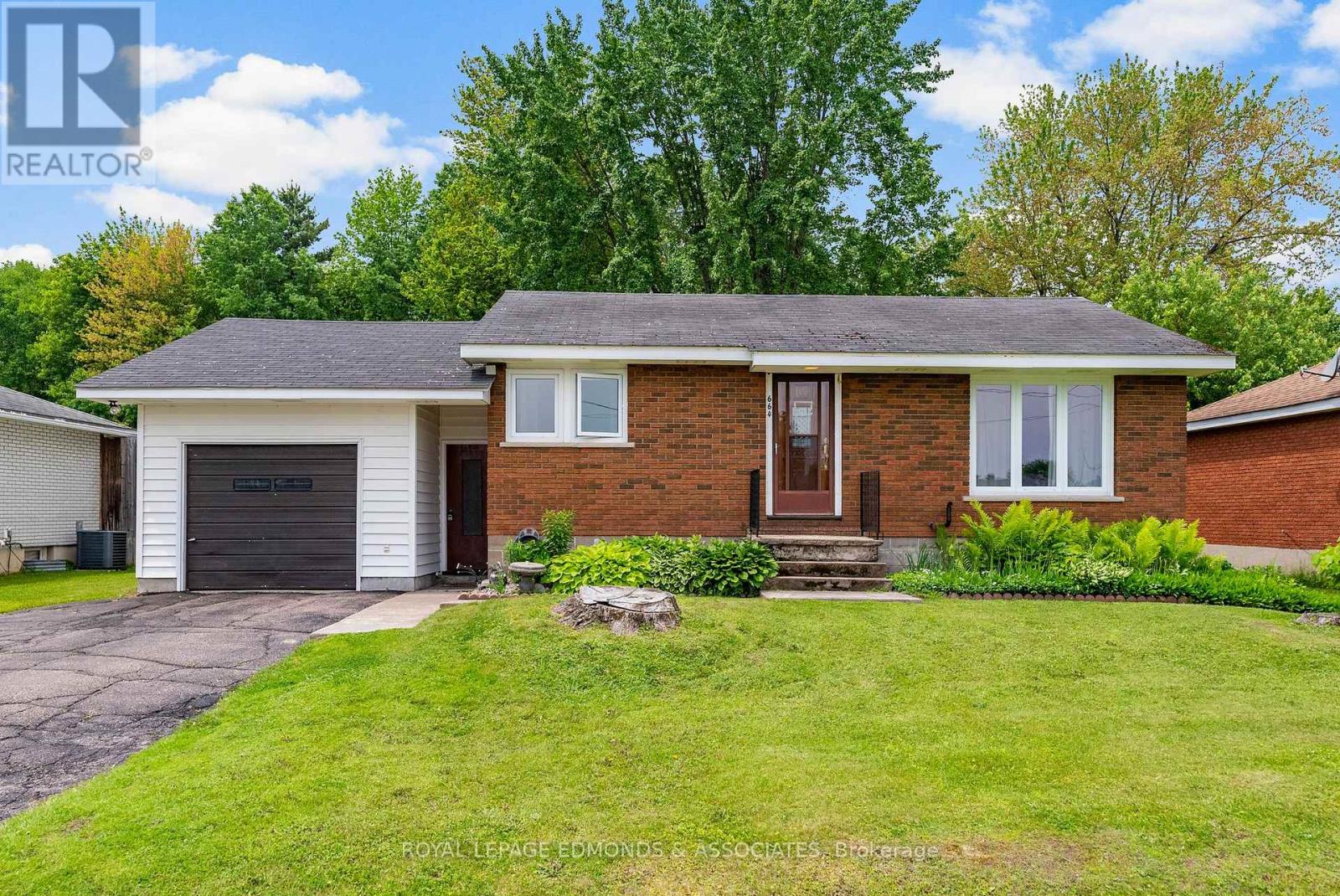 664 Third Avenue, Laurentian Valley, Ontario  K8A 5H3 - Photo 21 - X12215426