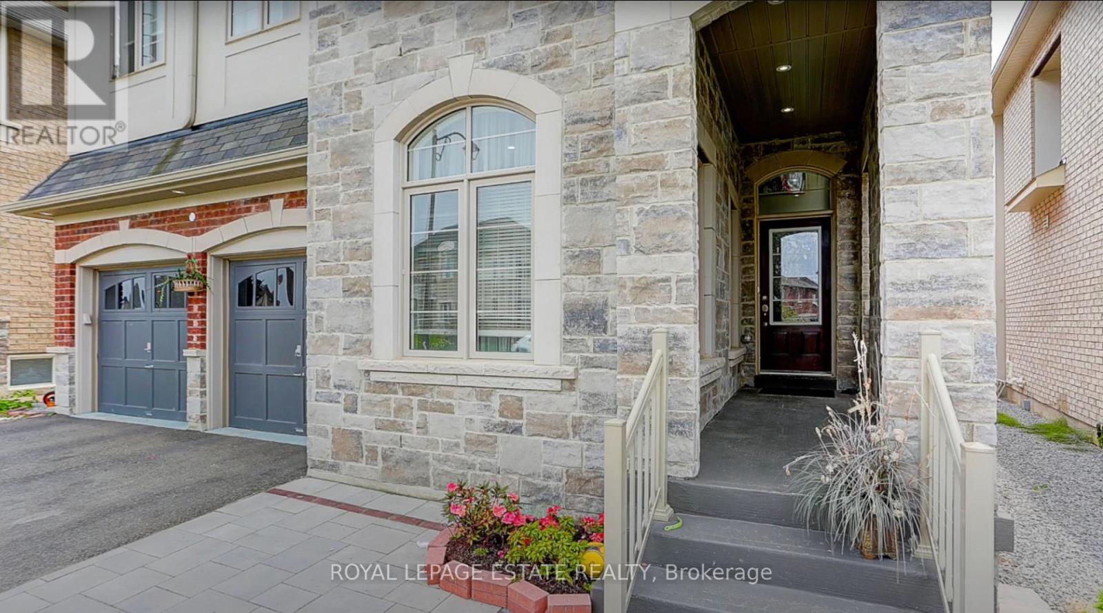 33 Kavanagh Avenue, East Gwillimbury, Ontario  L0G 1V0 - Photo 2 - N12213282