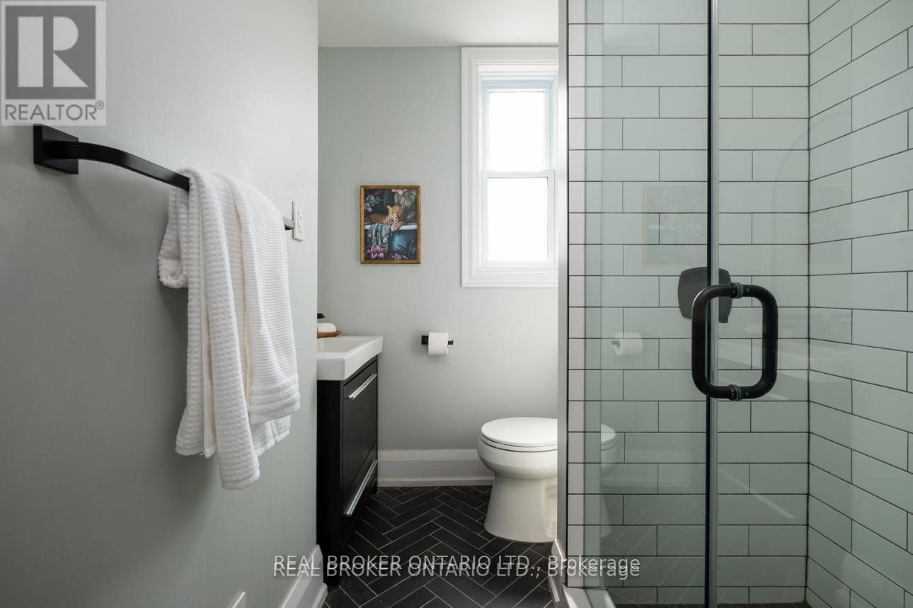 158 Golfview Avenue, Toronto (East End-Danforth), Ontario  M4E 2K5 - Photo 15 - E12215392