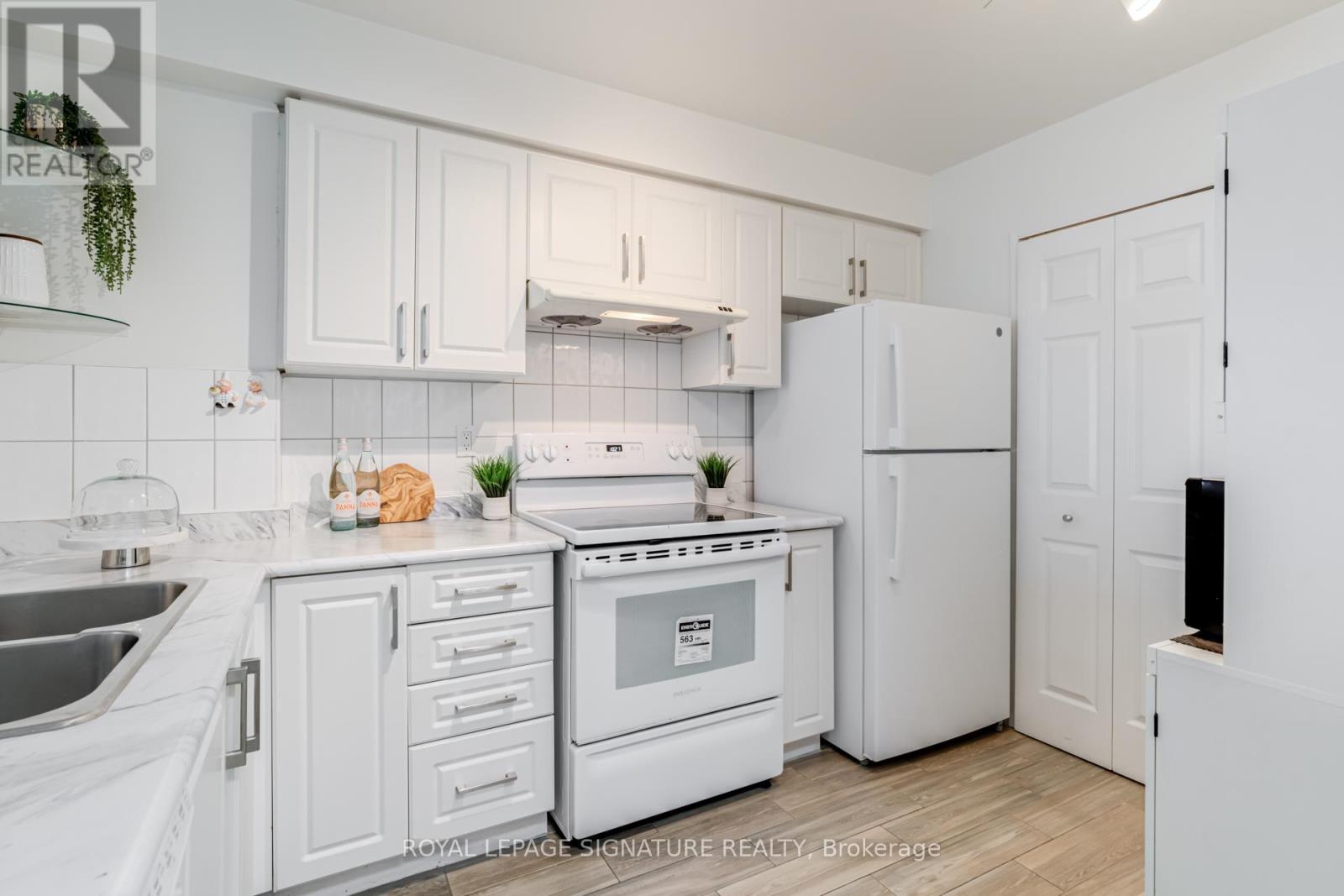 2203 - 18 Lee Centre Drive, Toronto (Woburn), Ontario  M1H 3H5 - Photo 12 - E12215633