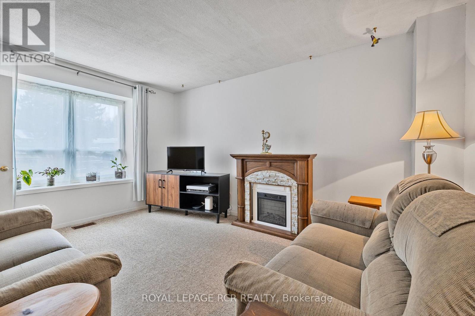 856 Magnolia Avenue, Newmarket (Huron Heights-Leslie Valley), Ontario  L3Y 3C7 - Photo 8 - N12215294