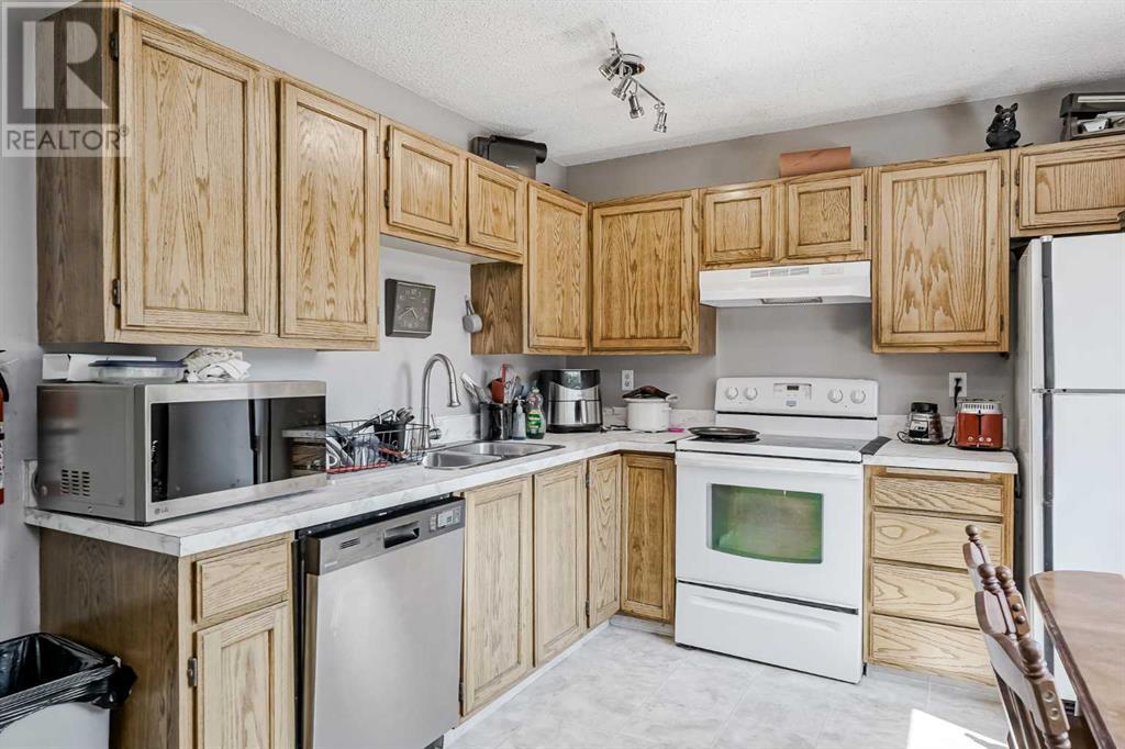 Property at 868 Queensland Drive SE image 2
