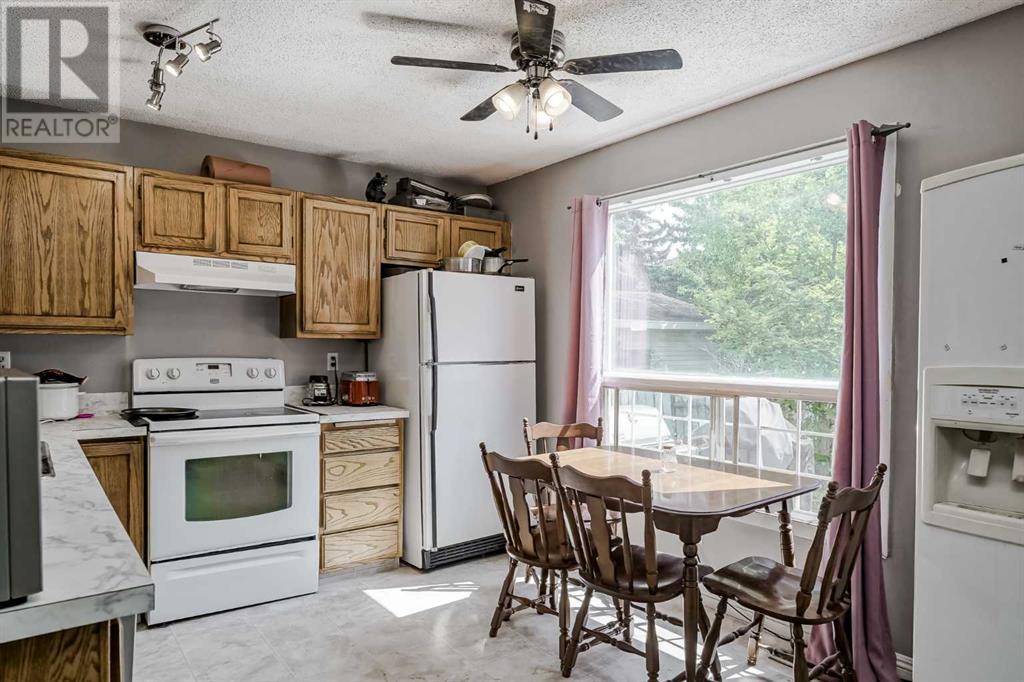 Property at 868 Queensland Drive SE image 3