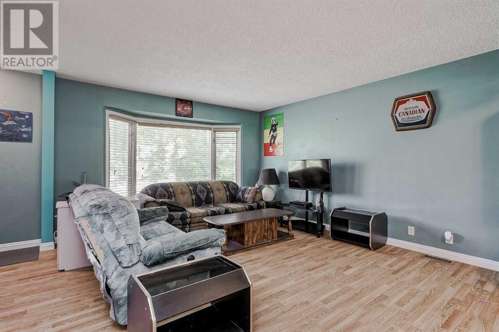 Property at 868 Queensland Drive SE image 5
