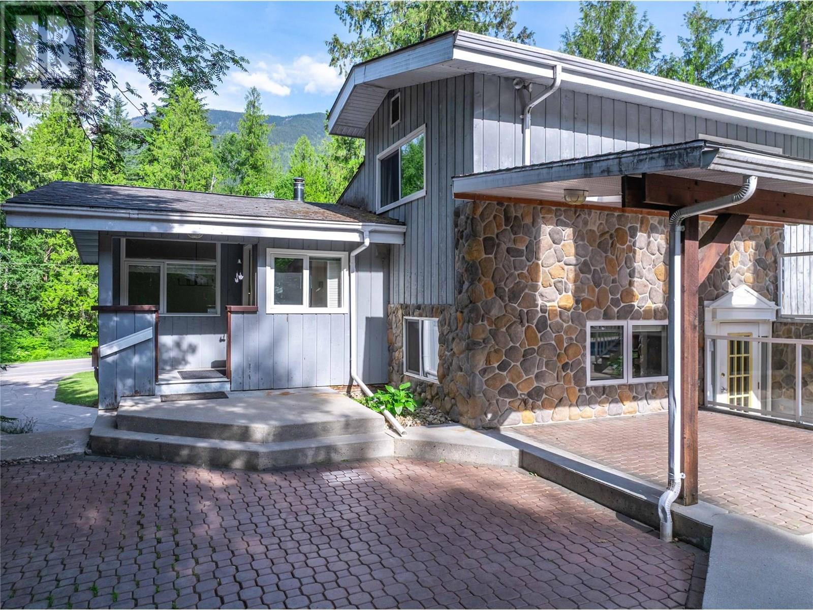 1833 Park Drive, Revelstoke, British Columbia  V0E 2S1 - Photo 9 - 10351620