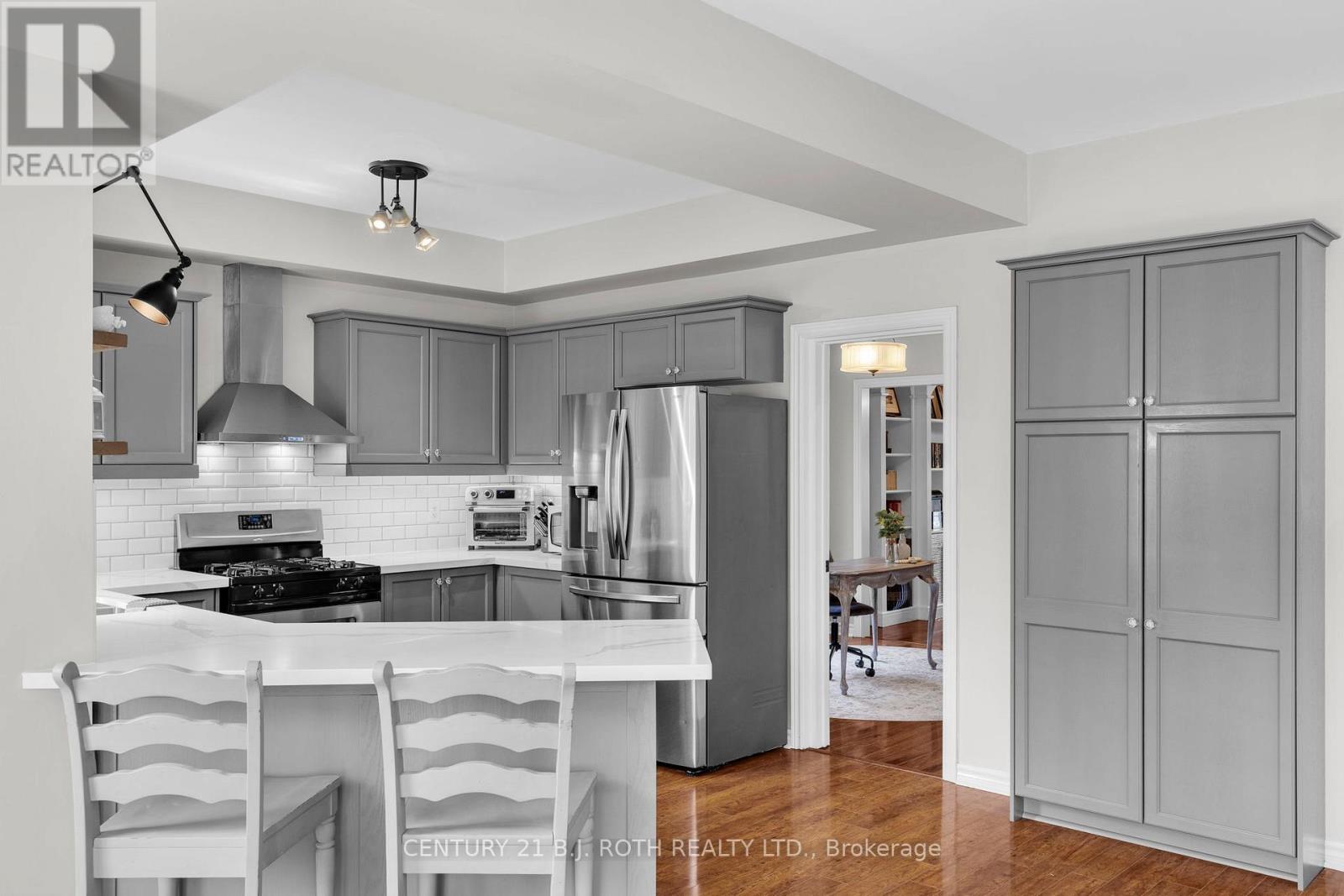 94 Penvill Trail, Barrie (Ardagh), Ontario  L4N 5S3 - Photo 9 - S12215343