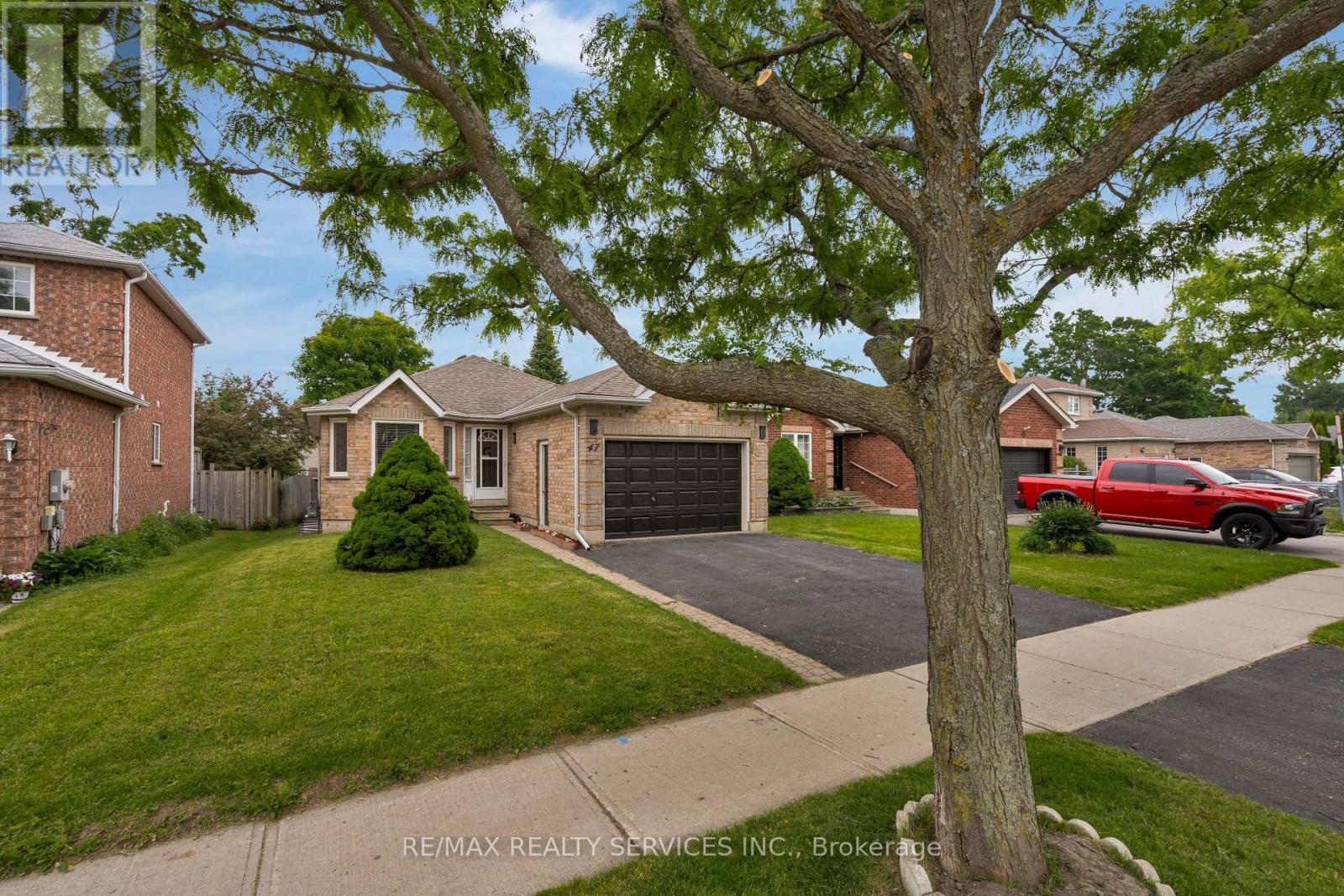 47 Sydenham Wells, Barrie (Georgian Drive), Ontario  L4M 6R4 - Photo 2 - S12215362