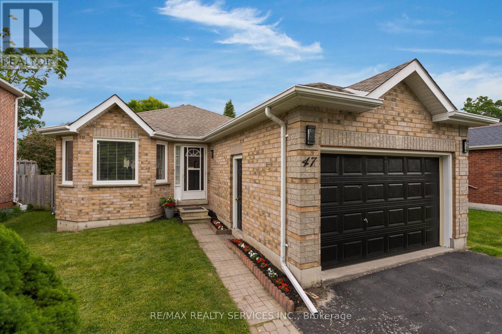 47 Sydenham Wells, Barrie (Georgian Drive), Ontario  L4M 6R4 - Photo 4 - S12215362