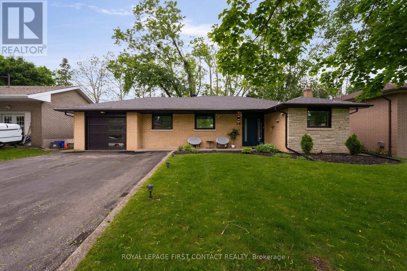 26 Ottaway Avenue, Barrie (Wellington), Ontario  L4M 2W7 - Photo 2 - S12215398