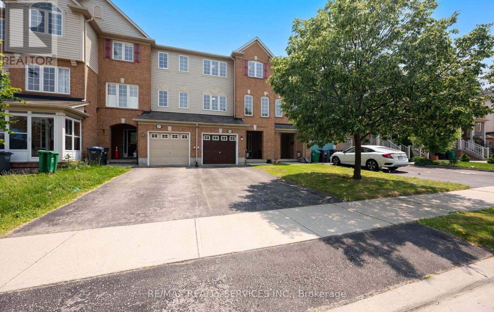 69 Decker Hollow Circle, Brampton (Credit Valley), Ontario  L6X 0L5 - Photo 4 - W12215482