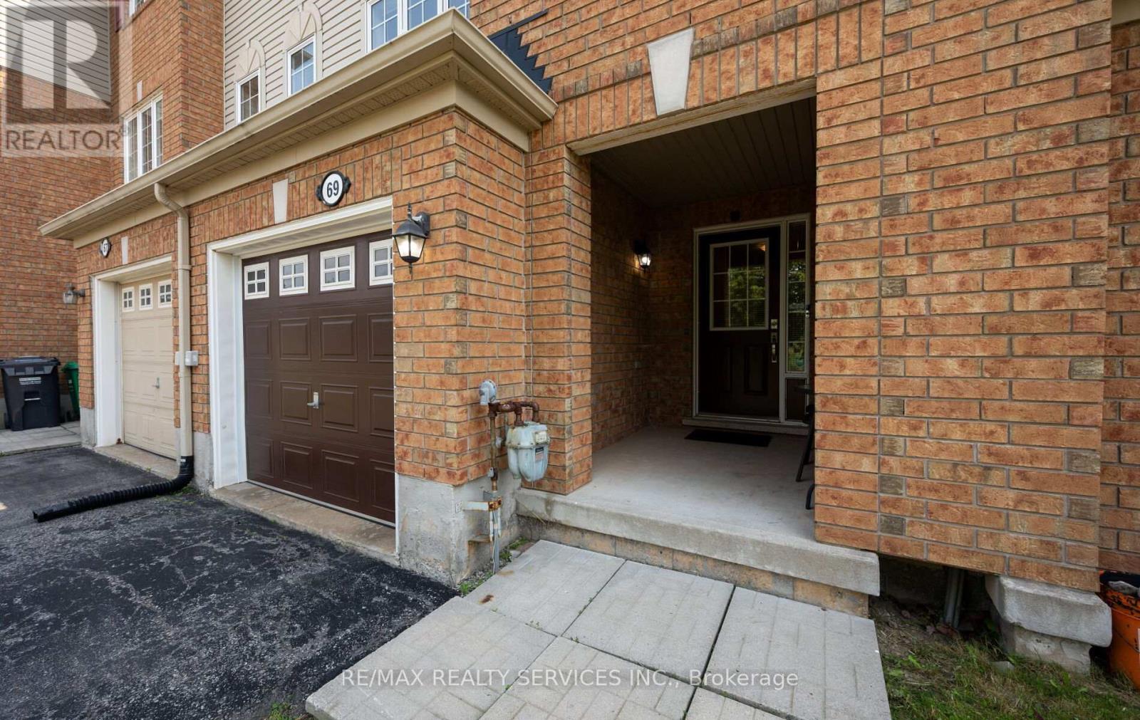 69 Decker Hollow Circle, Brampton (Credit Valley), Ontario  L6X 0L5 - Photo 5 - W12215482