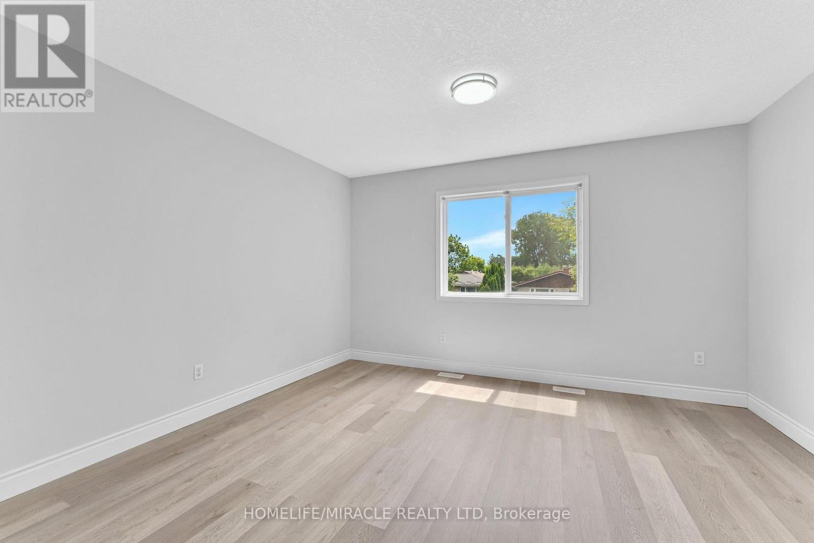 120 Jansen Avenue, Kitchener, Ontario  N2A 2L7 - Photo 20 - X12215380