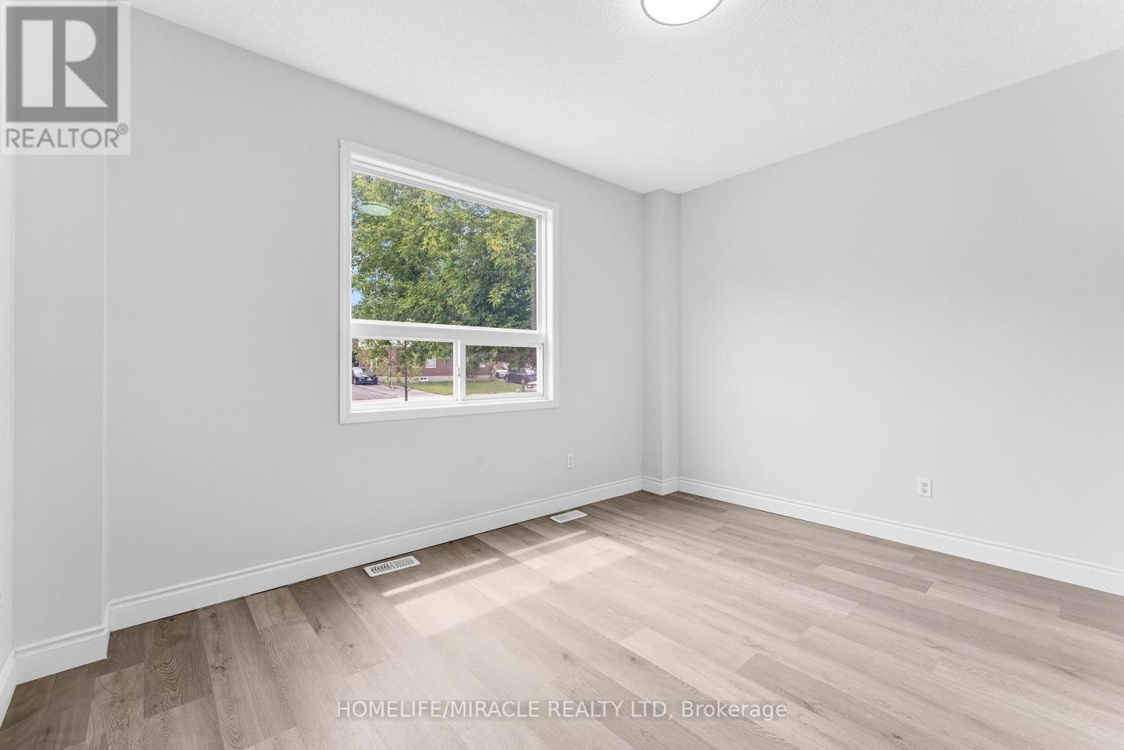 120 Jansen Avenue, Kitchener, Ontario  N2A 2L7 - Photo 9 - X12215380
