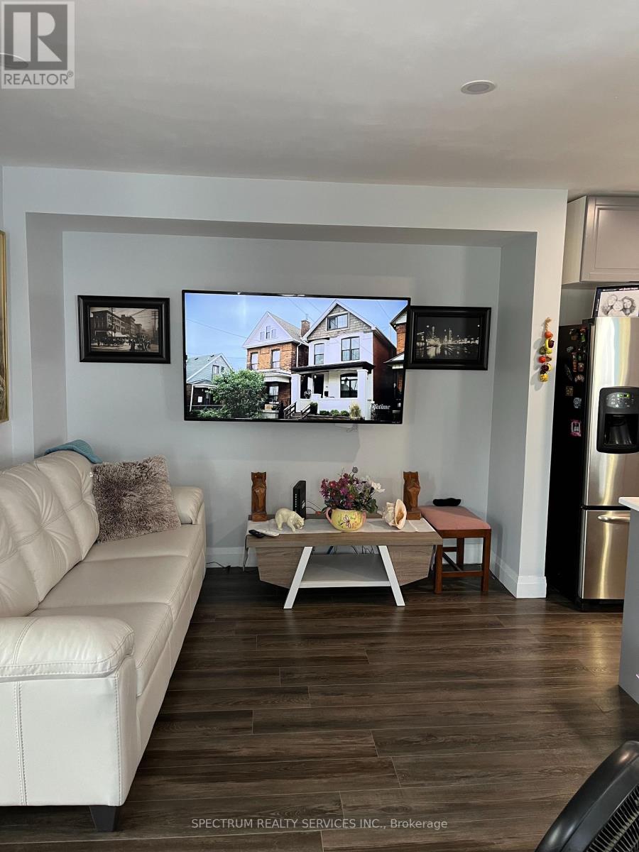 4 Manning Street, St. Catharines (E. Chester), Ontario  L2R 1H8 - Photo 2 - X12215532