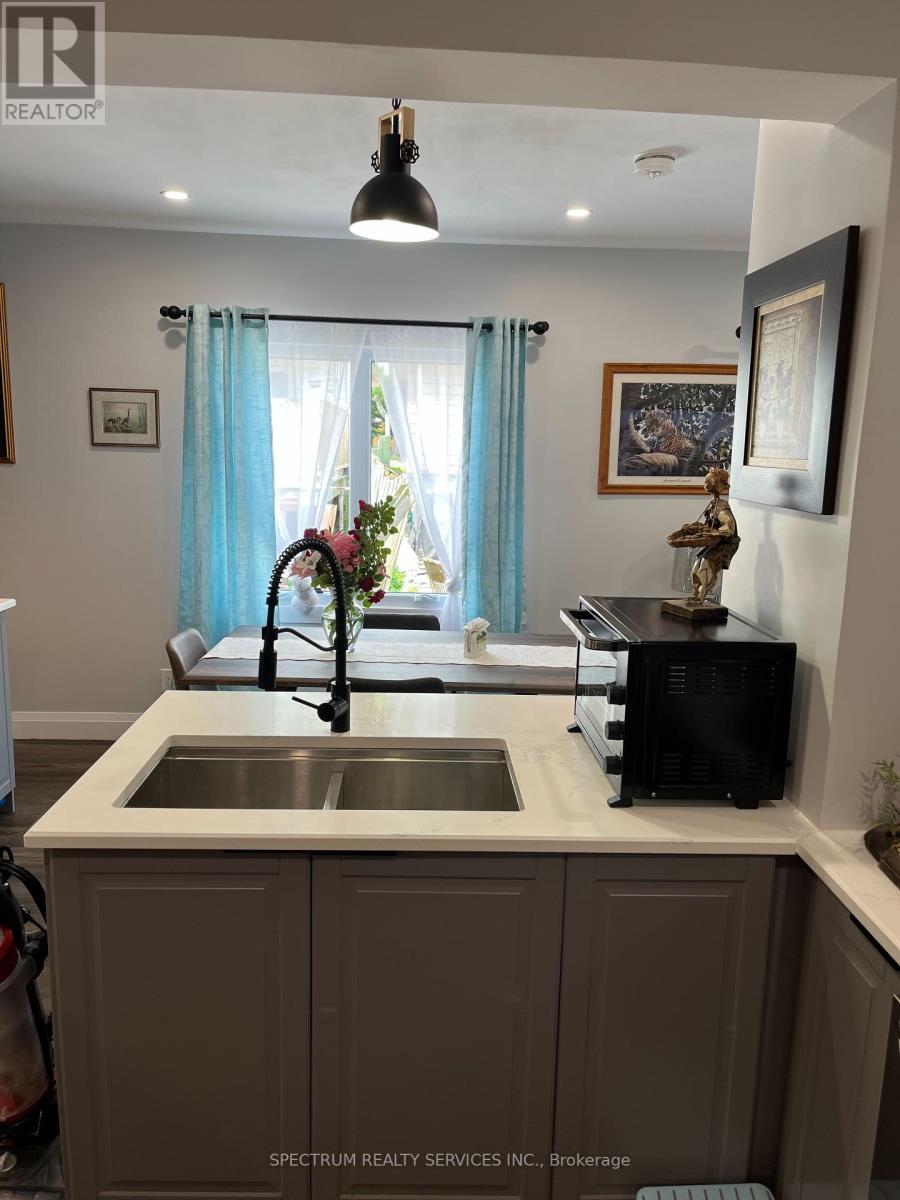 4 Manning Street, St. Catharines (E. Chester), Ontario  L2R 1H8 - Photo 7 - X12215532
