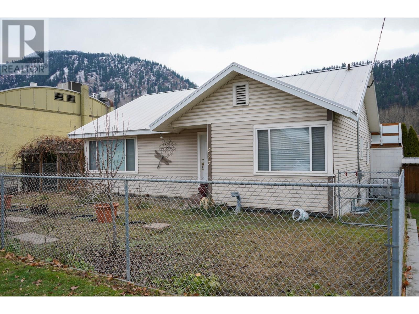 527 Shuswap Avenue, Chase, British Columbia  V0E 1M0 - Photo 2 - 10329792