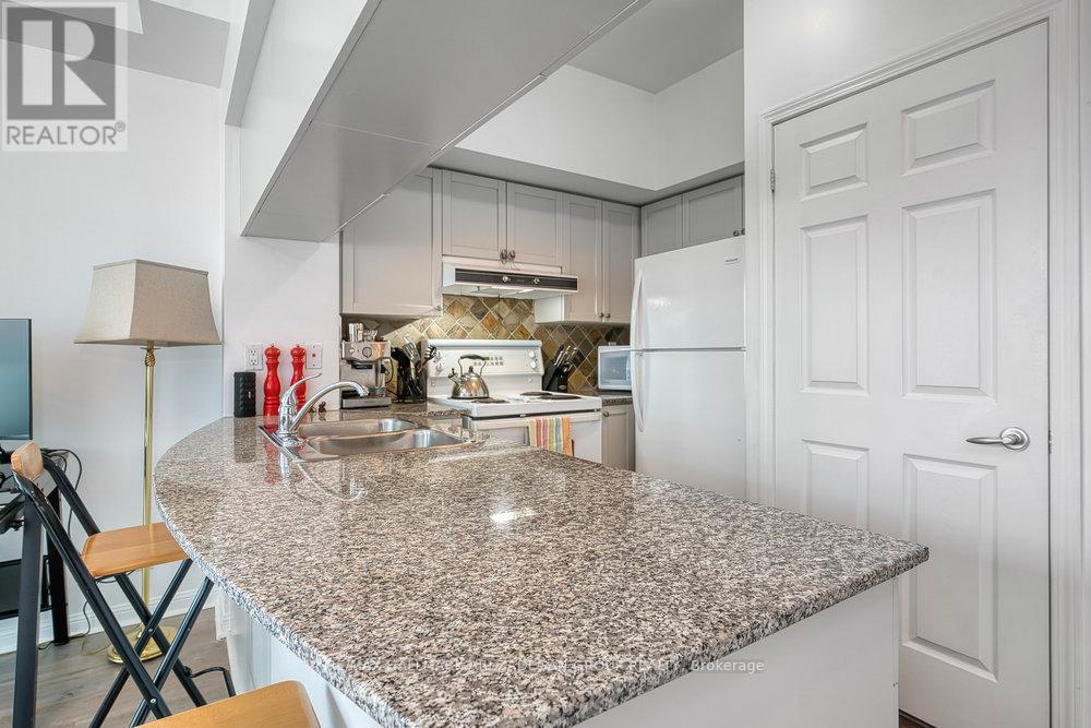 1518 - 230 Queens Quay W, Toronto, Ontario  M5J 2Y7 - Photo 3 - C12181819
