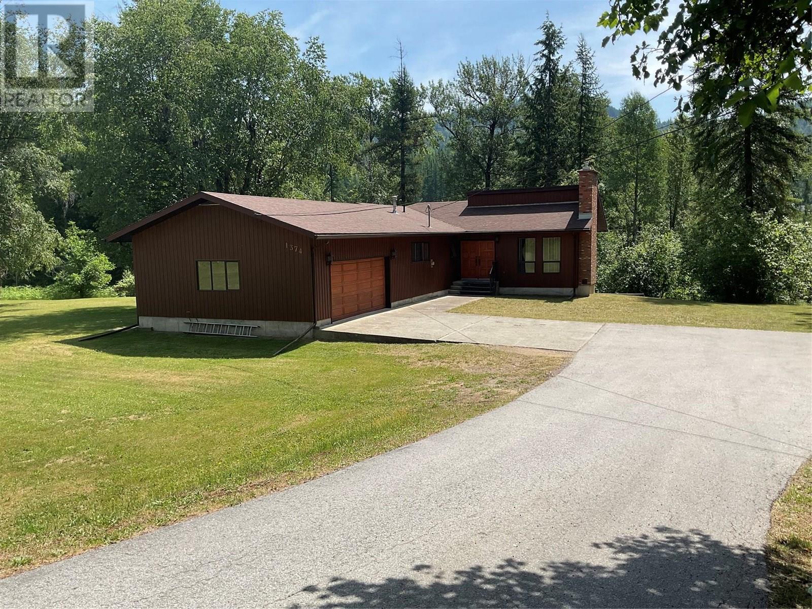 1374 Highway 3B, Montrose, British Columbia