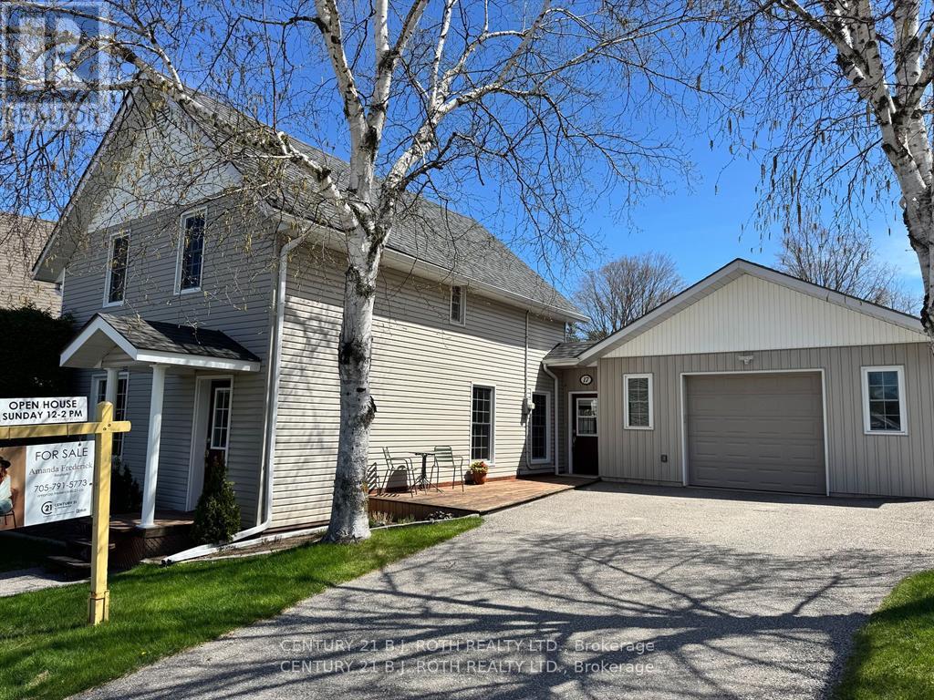 17 Peel Street, Penetanguishene, Ontario  L9M 1A5 - Photo 2 - S12215079