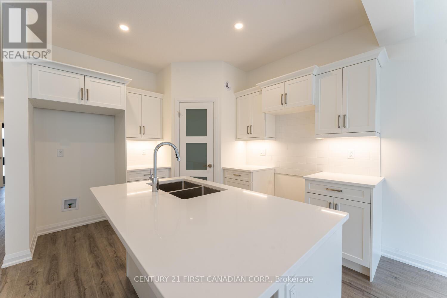 7 - 17 Nicholson Street, Lucan Biddulph (Lucan), Ontario  N0M 2J0 - Photo 5 - X12215852