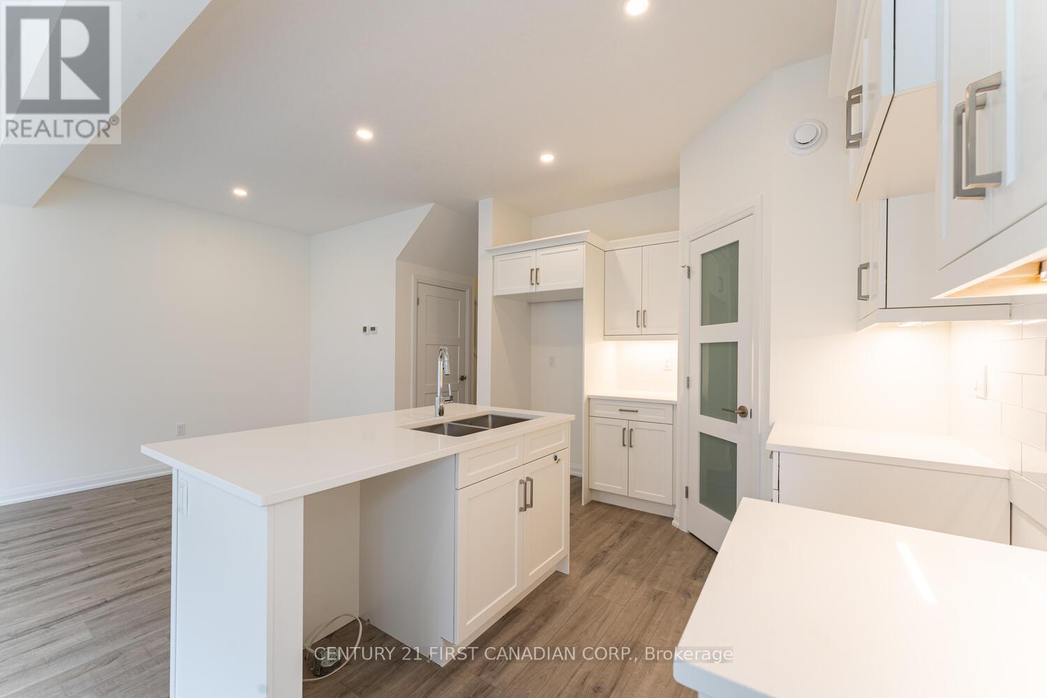 7 - 17 Nicholson Street, Lucan Biddulph (Lucan), Ontario  N0M 2J0 - Photo 6 - X12215852