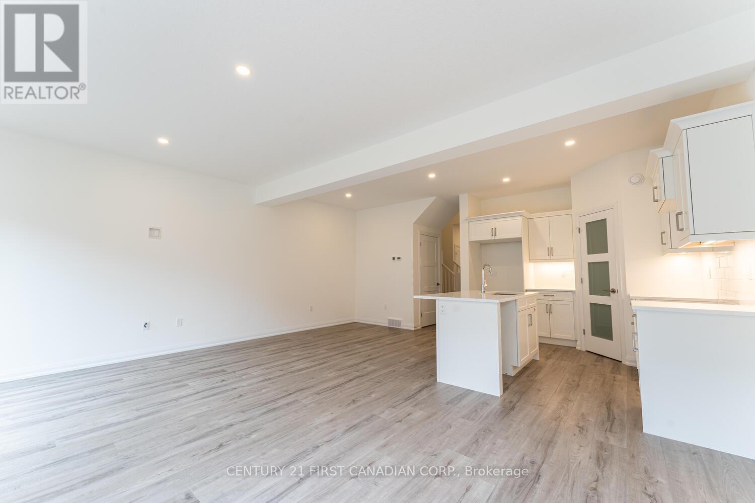 7 - 17 Nicholson Street, Lucan Biddulph (Lucan), Ontario  N0M 2J0 - Photo 8 - X12215852