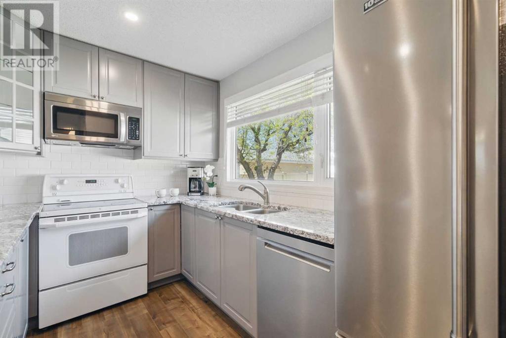 828 Hunterston Crescent Nw, Calgary, Alberta  T2K 4N2 - Photo 8 - A2215364