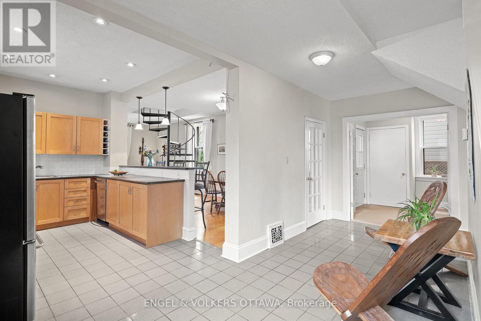 674 Melbourne Avenue, Ottawa, Ontario  K2A 1X5 - Photo 8 - X12215765