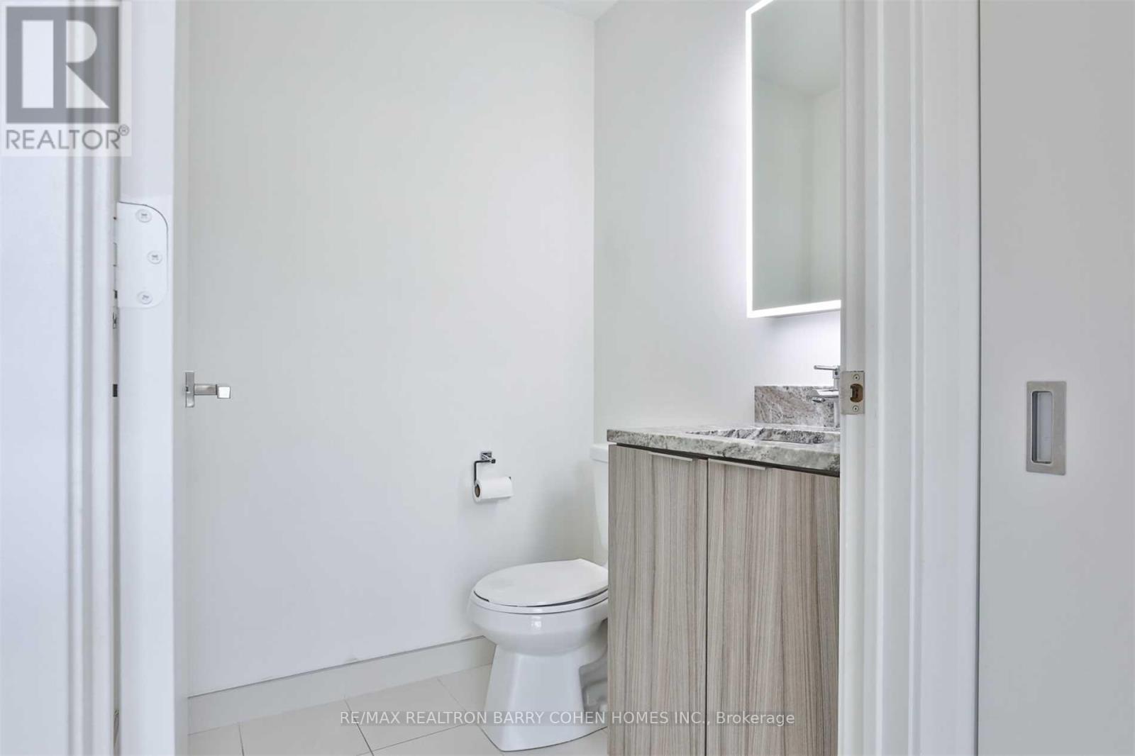 Th103 - 223 St Clair Avenue W, Toronto, Ontario  M4V 1R3 - Photo 4 - C12215806