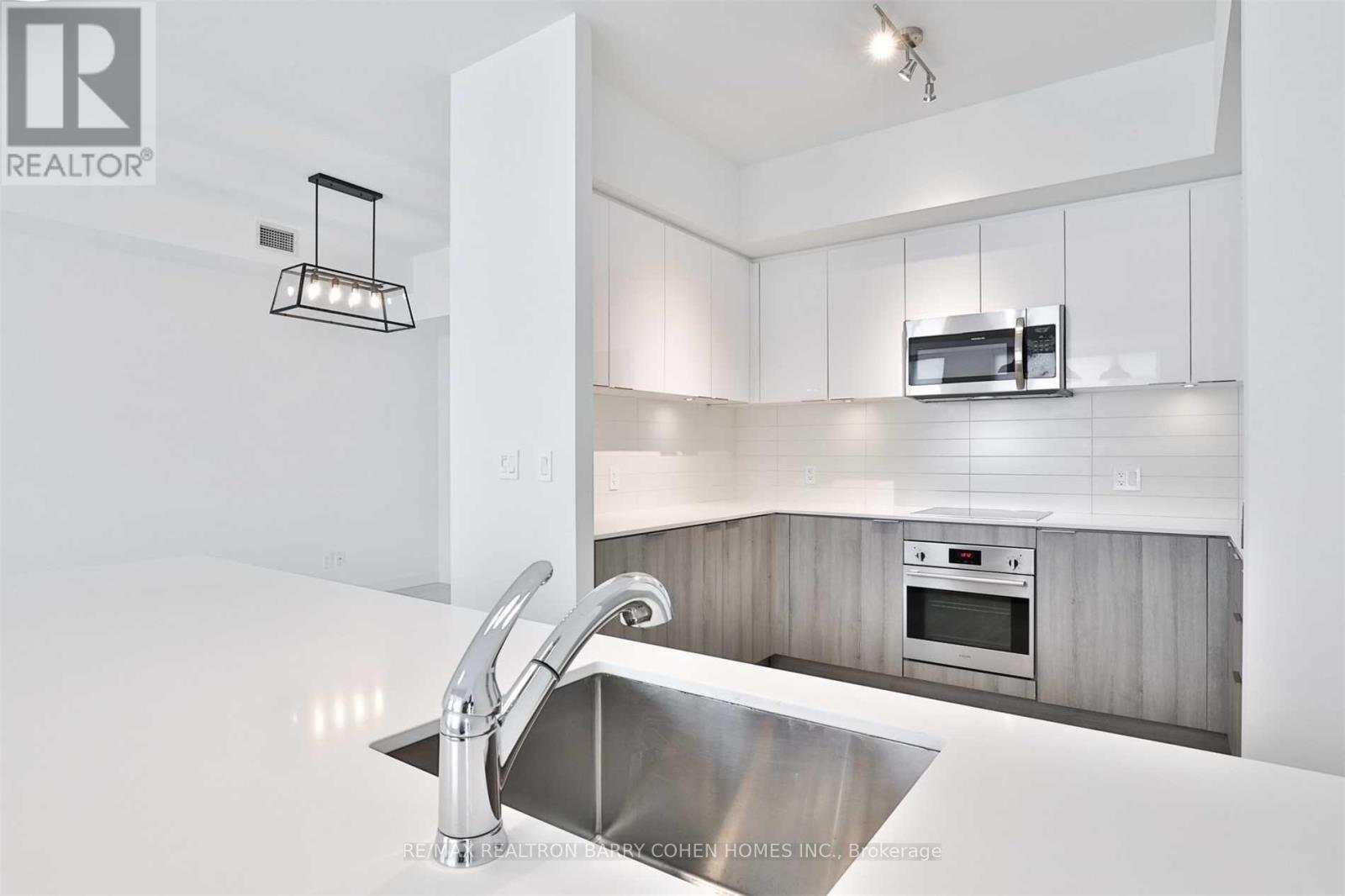 Th103 - 223 St Clair Avenue W, Toronto, Ontario  M4V 1R3 - Photo 8 - C12215806