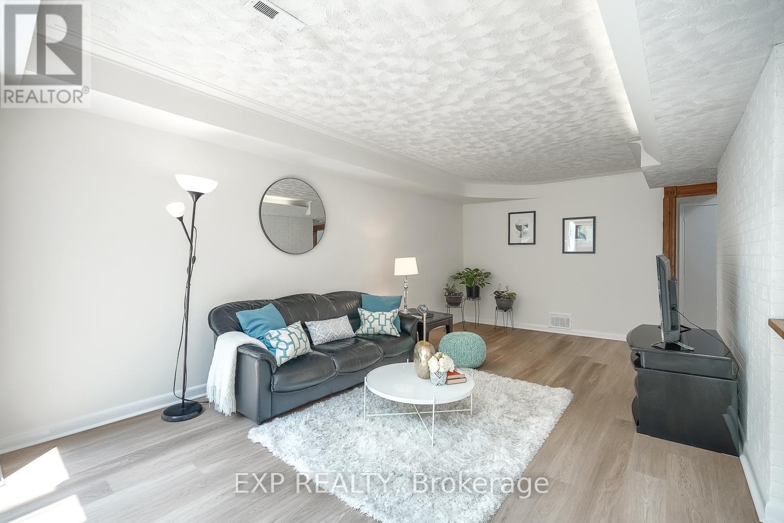 226 Cedar Avenue, Richmond Hill (Harding), Ontario  L4C 2B2 - Photo 7 - N12215818