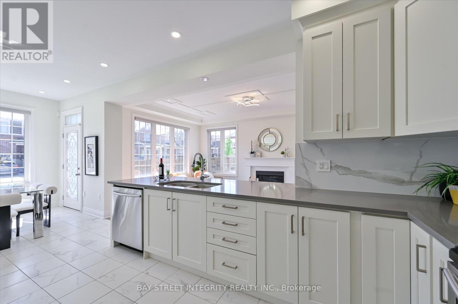 61 Hartney Drive, Richmond Hill, Ontario  L4S 0J9 - Photo 8 - N12215843