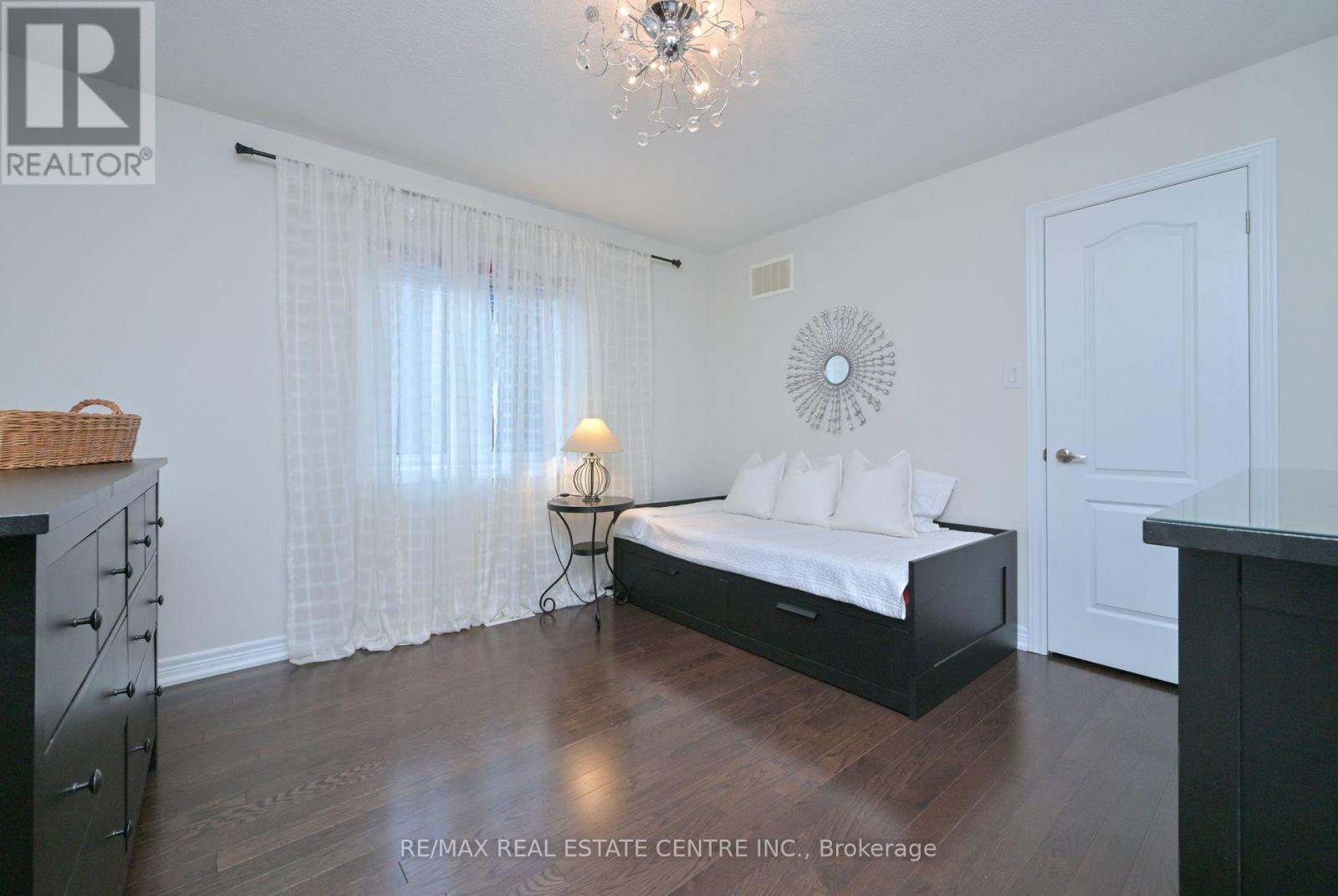 37 Silver Pond Drive, Halton Hills (Georgetown), Ontario  L7G 0G6 - Photo 25 - W12215696