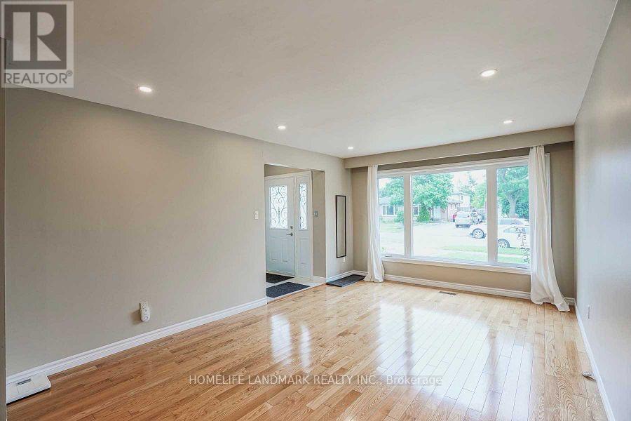 760 Consort Crescent, Mississauga, Ontario  L5C 1J9 - Photo 2 - W12215728