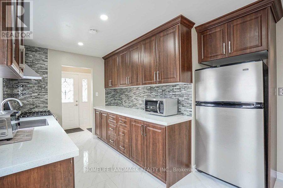 760 Consort Crescent, Mississauga, Ontario  L5C 1J9 - Photo 4 - W12215728