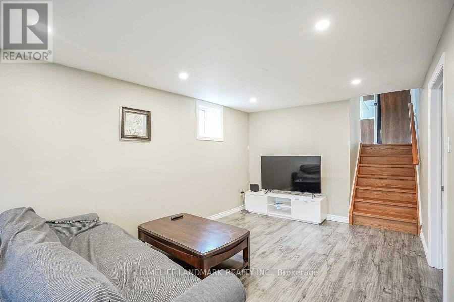 760 Consort Crescent, Mississauga, Ontario  L5C 1J9 - Photo 5 - W12215728