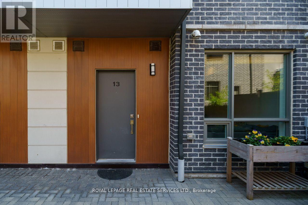 13 - 650 Atwater Avenue, Mississauga, Ontario  L5E 3K2 - Photo 3 - W12214049