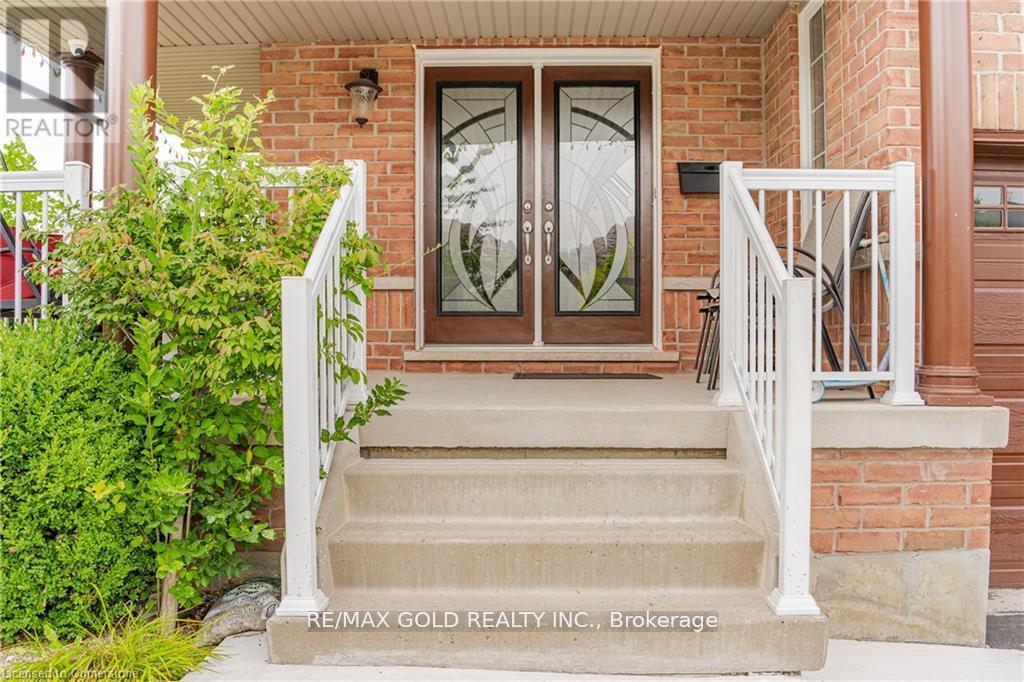 217 Thomas Avenue, Brantford, Ontario  N3S 0E2 - Photo 3 - X12215676