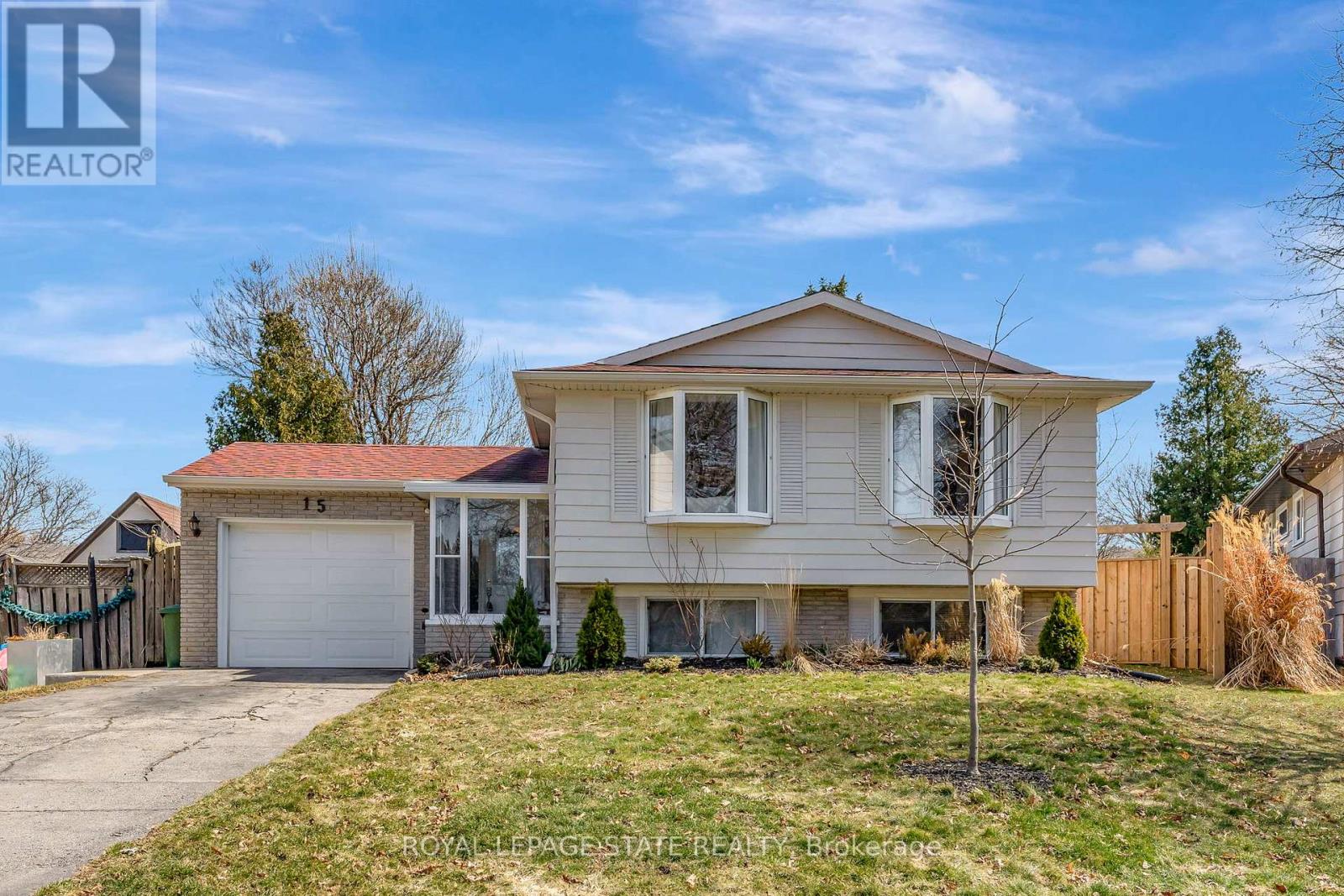 15 Elsa Court, Hamilton (Gilkson), Ontario  L9C 4R7 - Photo 2 - X12215727