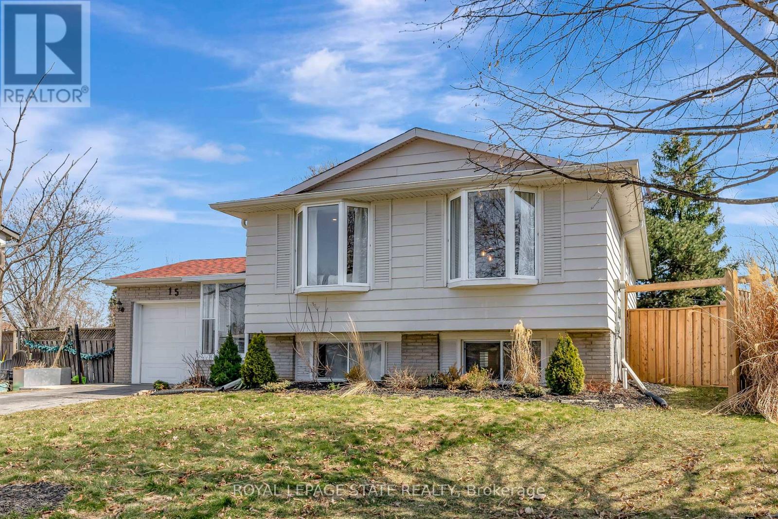 15 Elsa Court, Hamilton (Gilkson), Ontario  L9C 4R7 - Photo 3 - X12215727