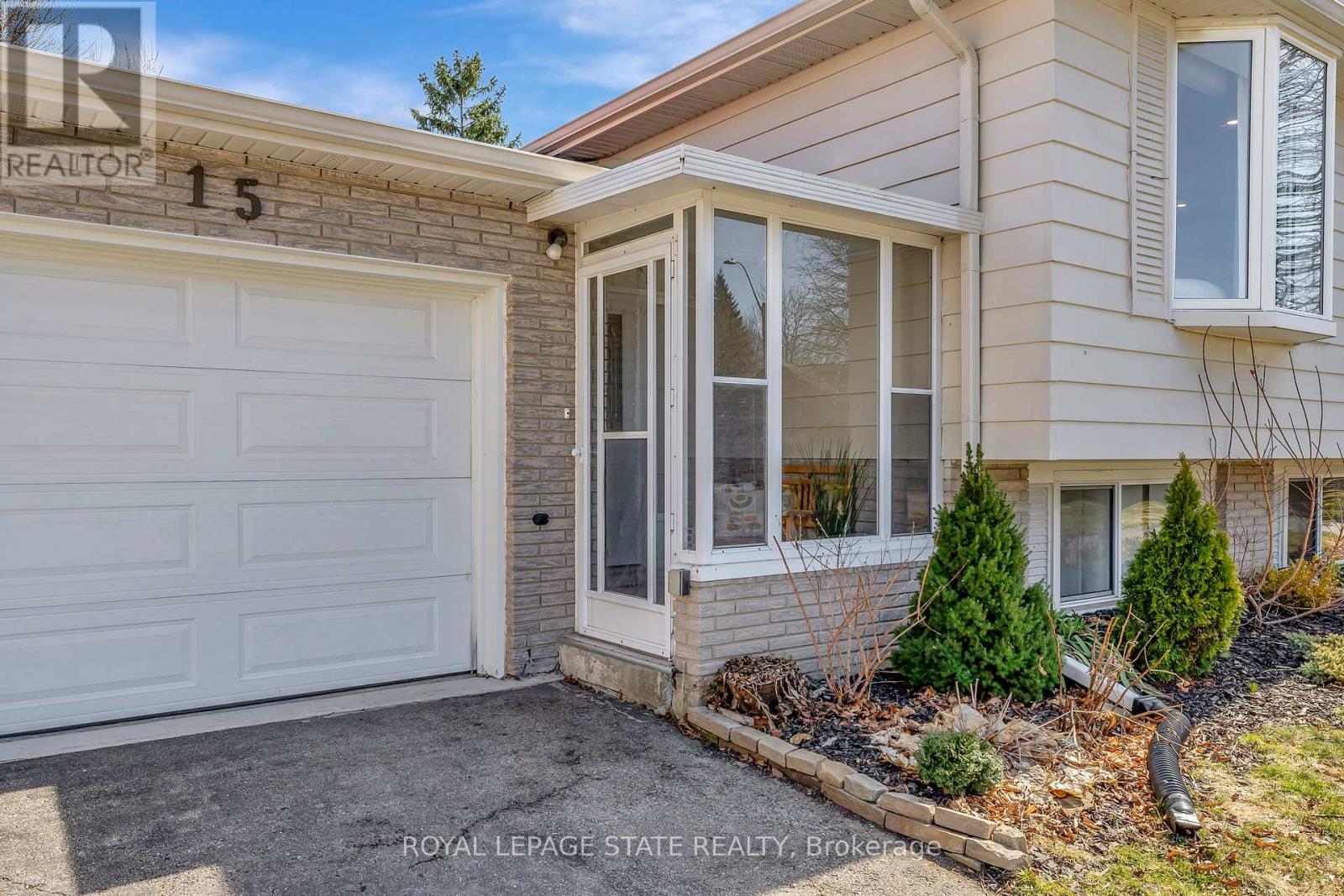 15 Elsa Court, Hamilton (Gilkson), Ontario  L9C 4R7 - Photo 4 - X12215727